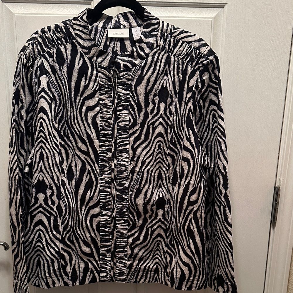 Chico's Black and White Zebra Pattern Top, Size 4 Zippered front